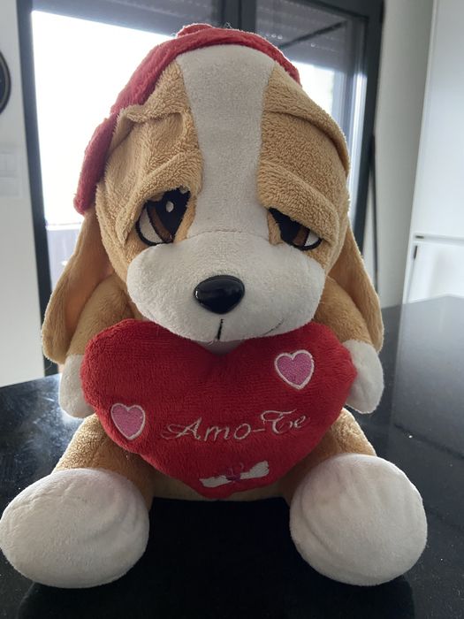 Cão de peluche com coração