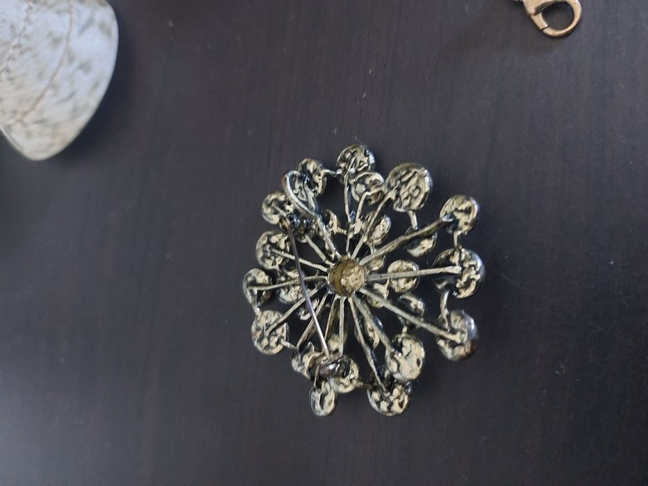 Pulseiras pendentes e pregadeira