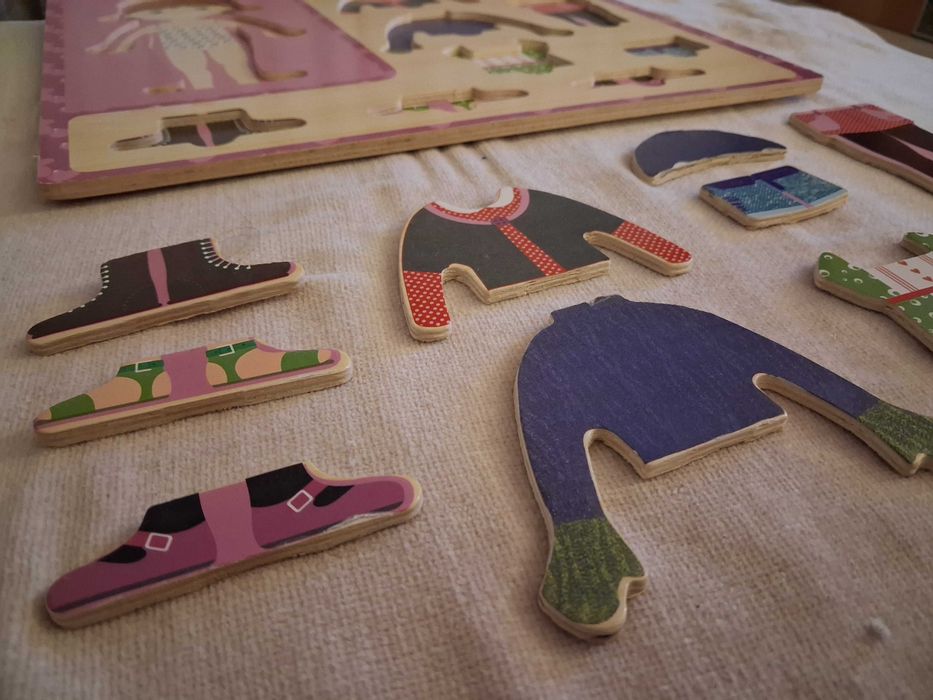 Jogo de vestir a boneca - madeira