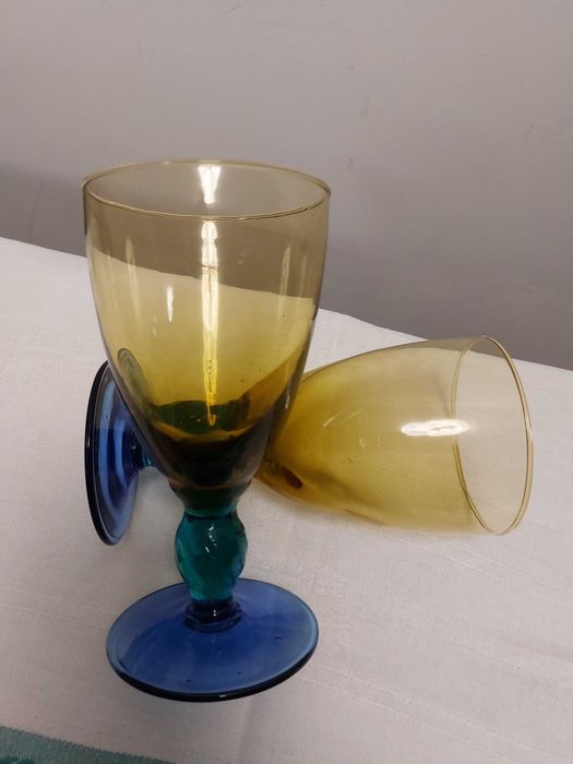 Dwa duże kolorowe kieliszki szwedzkie vintage pucharki