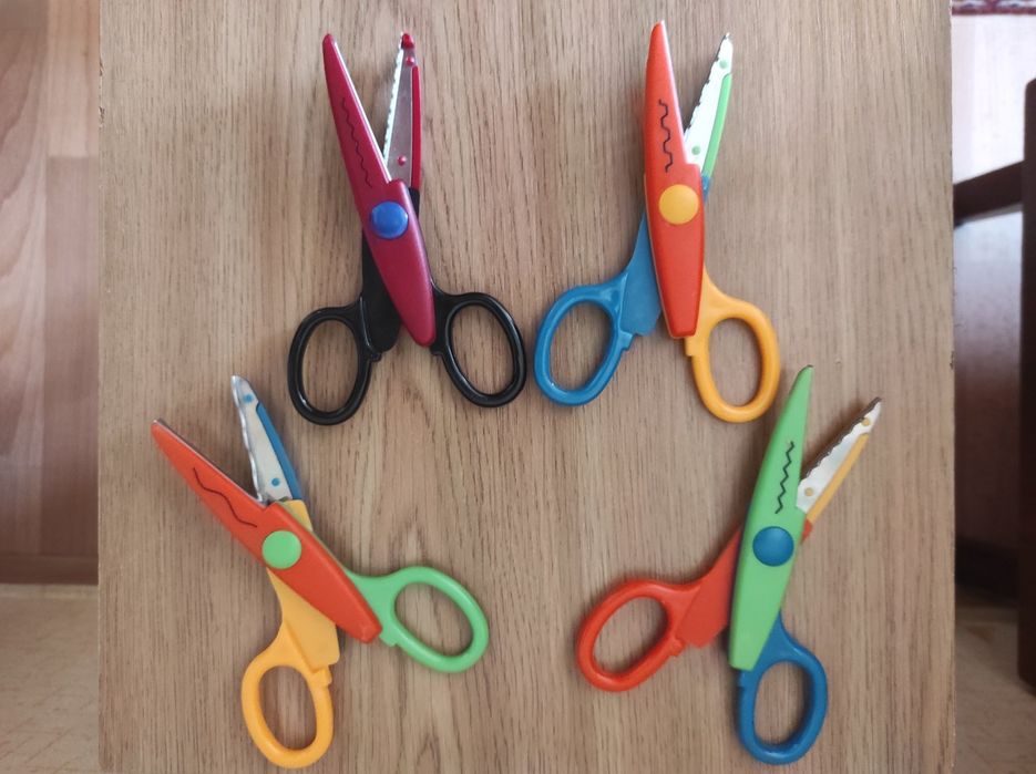 Яскраві фігурні ножиці