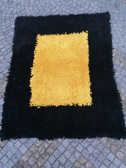 Tapete grande em muito bom estado 1,50 m/ 1,30m. Feito a mão.