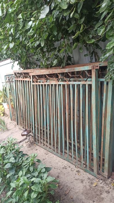 Забор металлический, секции ограждения.