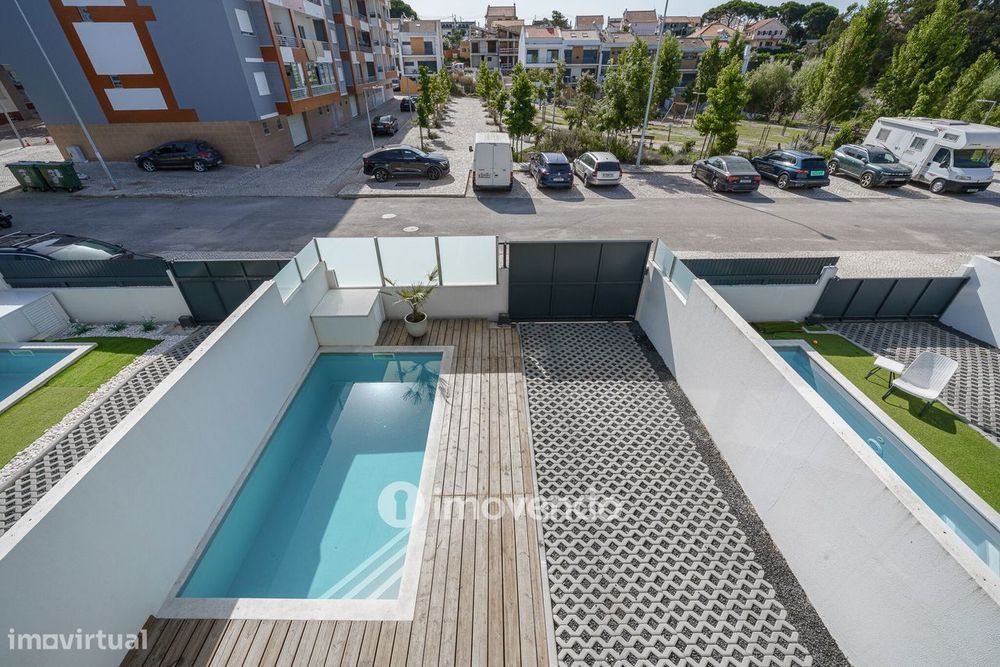 Moradia T3+1 moderna, com piscina e garagem, na Caparica