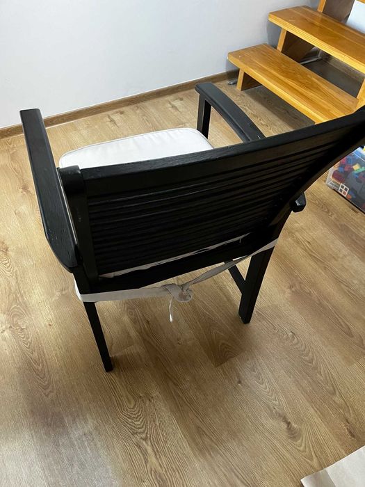 Stol drewniany + krzesla + poduszki, elegancki zestaw