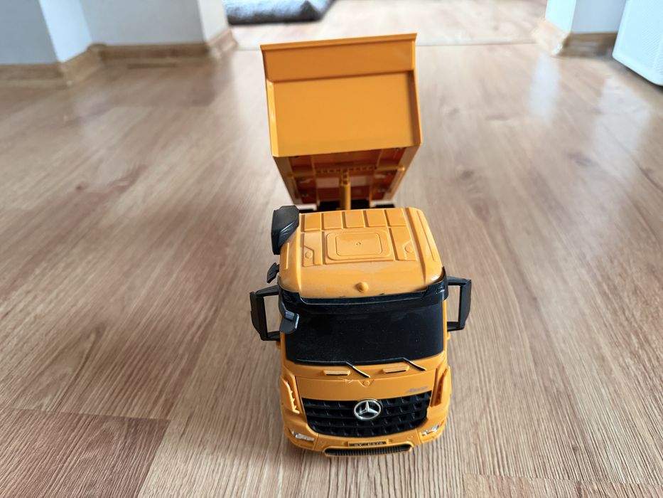 Zdalnie sterowana duża ciężarówka Mercedes. Stan bardzo dobry