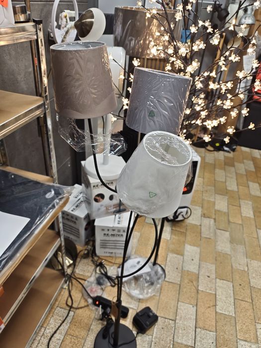 Lampa podłogowa 3 świeczniki E14 małe klosze zakręcona noga