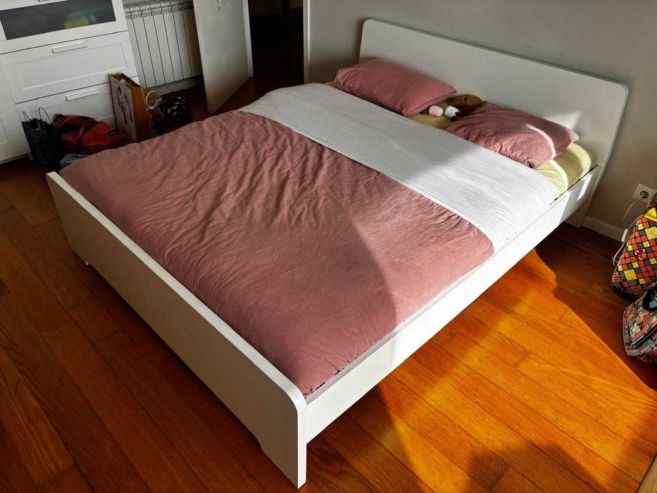 Estrutura de Cama de Casal IKEA (160x200cm) – Branca, Como Nova