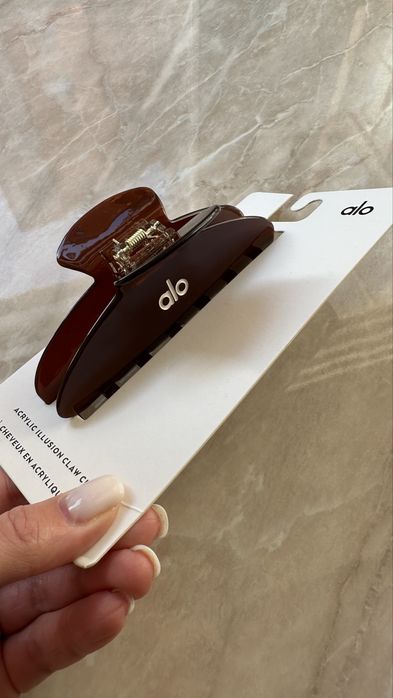 Заколка Alo Yoga в наявності