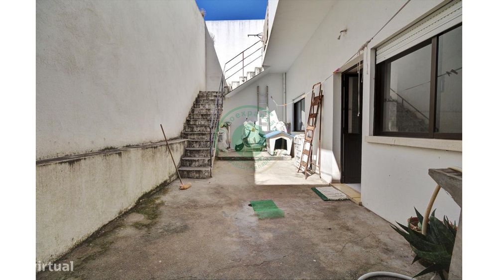 Moradia com 2 Pisos e Garagem