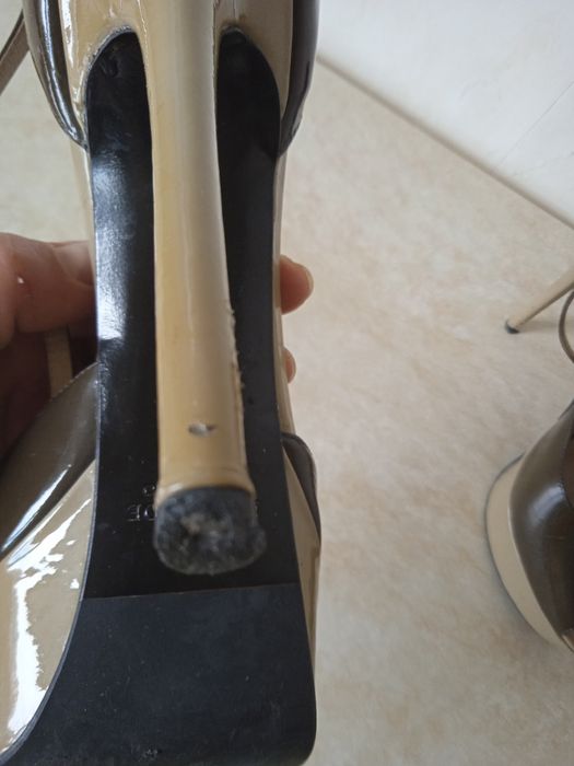 Босоніжки, стрипи. Лакові