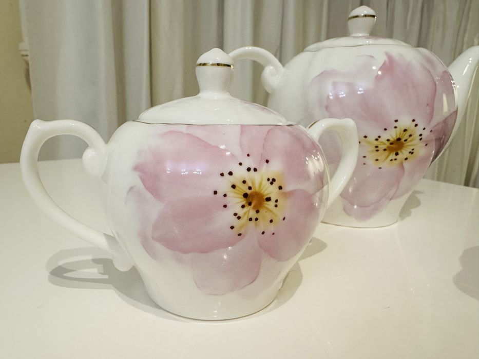 Продаю часть сервиза чайник сахарница молочник фарфор