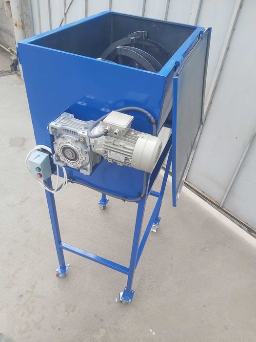 Змішувач кормів, сумішей,кормозмішувач горизонтальний