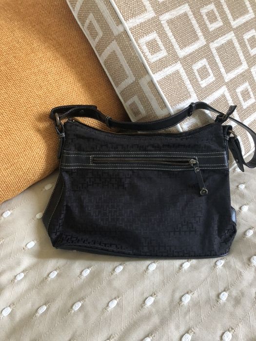 Carteira preta, em malha e cabedal