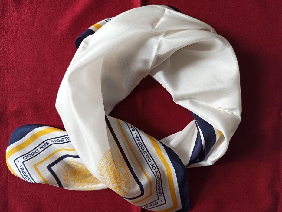 Bardzo elegancka apaszka ,chusta, szal damski jedwabny UCSD California