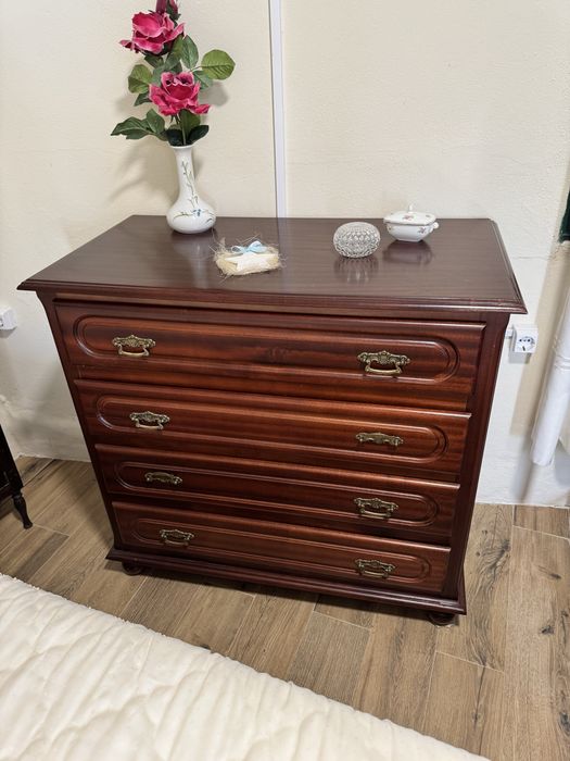 Mesa e cadeiras da cozinha, armários para arrumacao e mobilia quarto