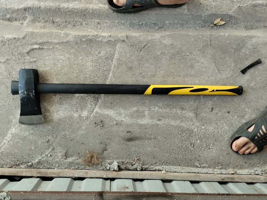 Продам топор колун вес 3,4кг.
