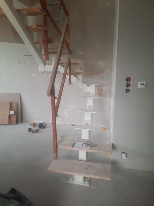 Nowoczesne Schody na belce centralnej