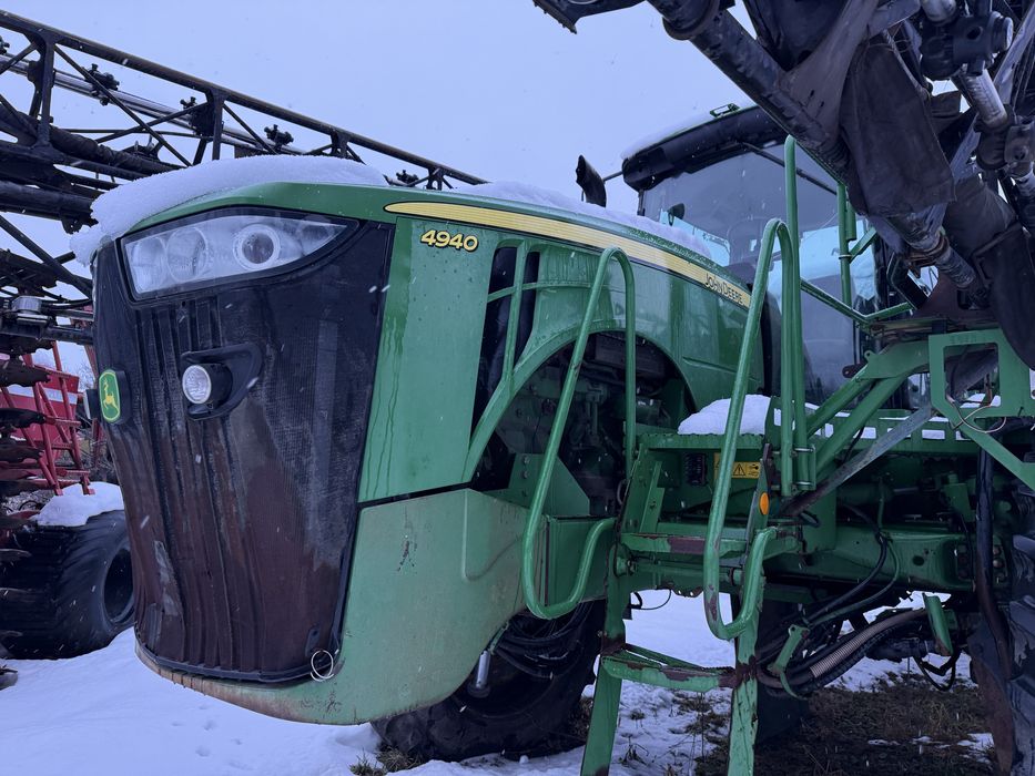 Самохідний обприскувач John Deere 4940