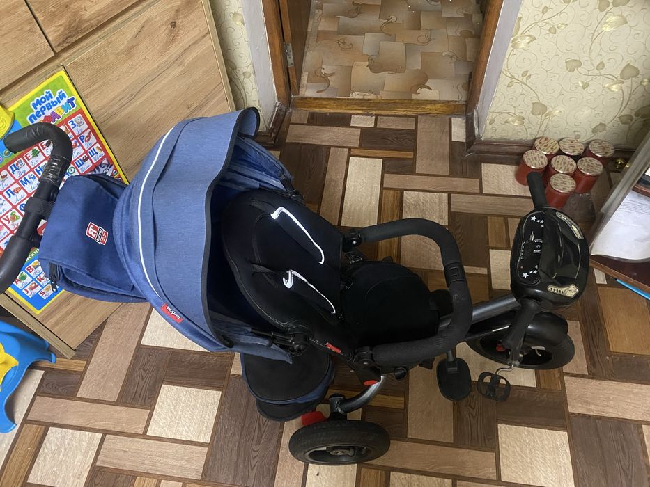 Велосипед в чудовому стані з батьківською  ручкою та блютуз.