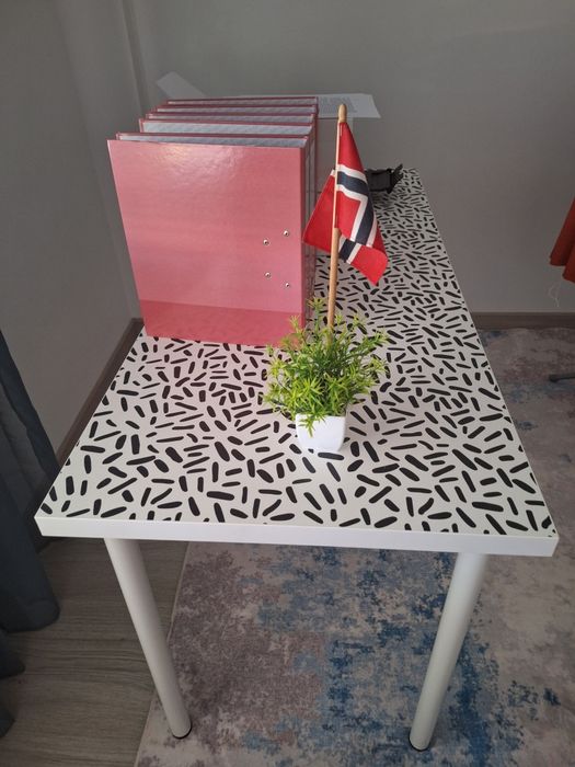 Secretaria IKEA com tampo branco e preto