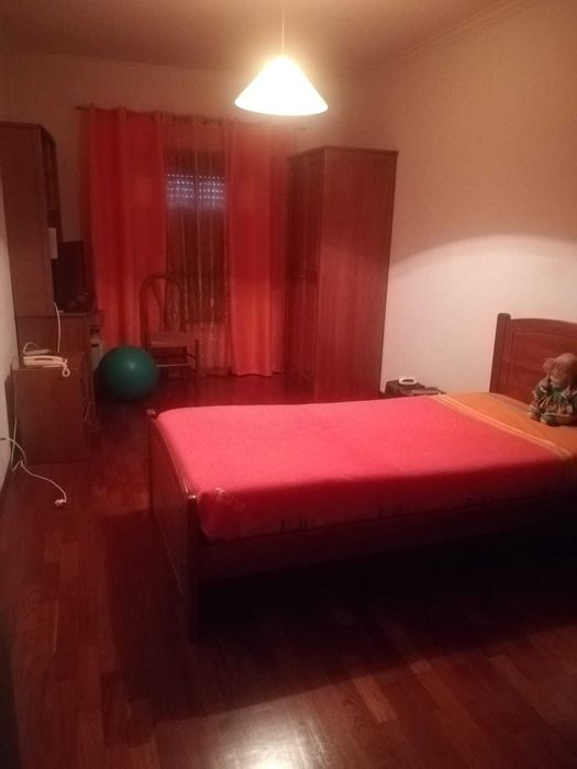 Quarto de solteiro em madeira pinho mel