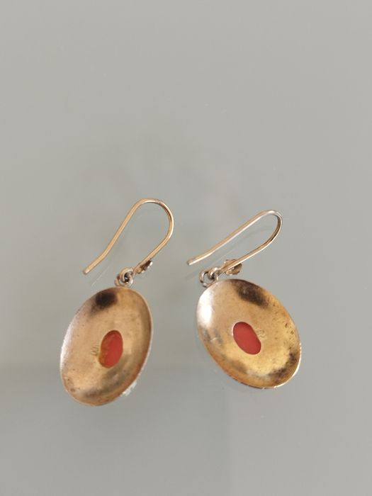 Lindos brincos vintage em vermeil e coral genuíno.