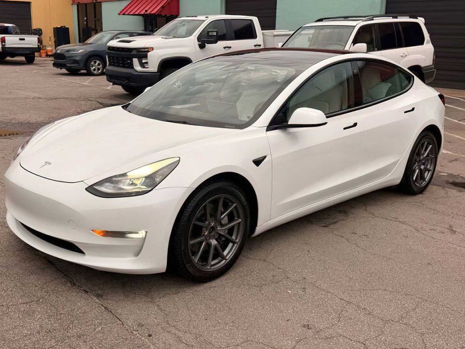 Tesla Model 3 Long Range      2022