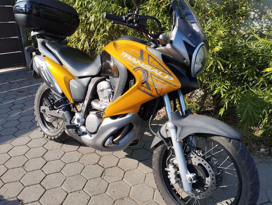 Honda Transalp 700 com ABS de 2010 com 36800 km, revisão com substituição de oleo, filtro do ar e transmição completa aos 36250km