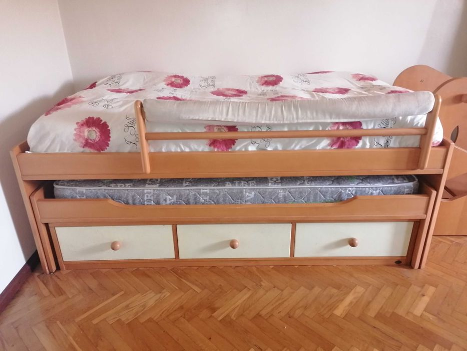 Beliche feito de madeira maciça em ótimo estado