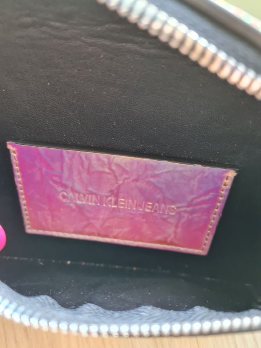 Miesiąca się wieloma kolorami nerka Calvin Klein