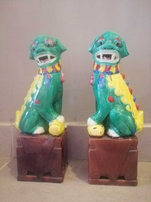 Par de cães de foo policromáticos