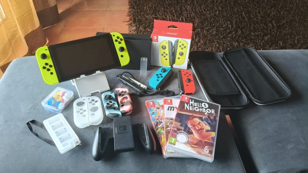 Nintendo switch com 3 jogos e vários extras.