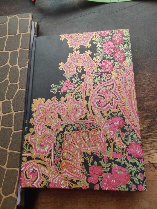 Цена за Два Новых Стильных Блокнота 21х15 и 15х11 см