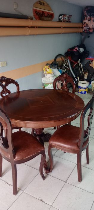 Mesa em mogno  com pé  de galo