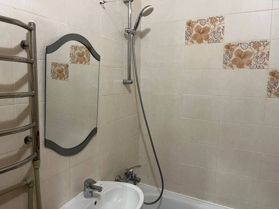 Квартира в центрі. Новобудова, автономне газ. опалення. Даю документи