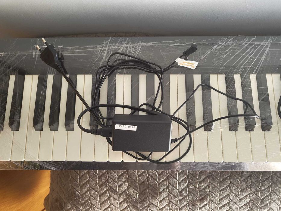 Piano Digital Roland FP-10 (Como Novo) + Acessórios
