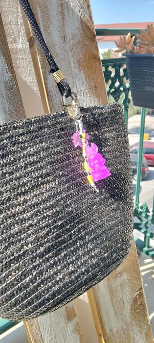 Bag charm artesanal coelhinha com folha de outubro