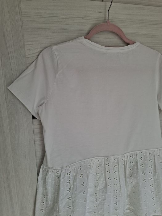 Biała bluzka koszulka t-shirt baskinka falbanka koronka
