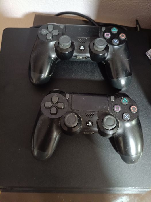 ps4 com 2 comandos vem 2 jogos bom