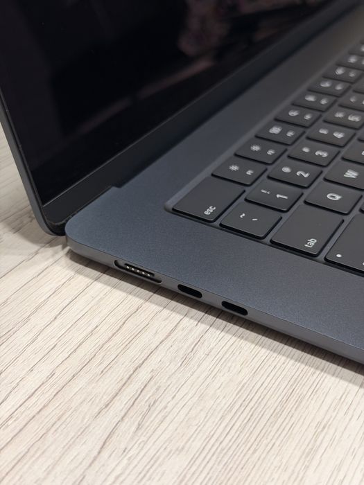MacBook Air 15" M3 8/256gb Midnight