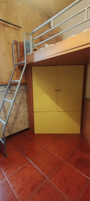 Beliche com colchão, secretária e roupeiro