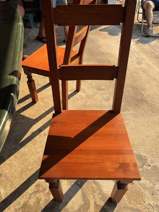 12 Cadeiras madeira maciça - vendo à unidade ou o conjunto, atençao no preço se comprar as 12 unidadades