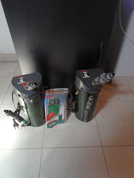 2 aquários com acessórios