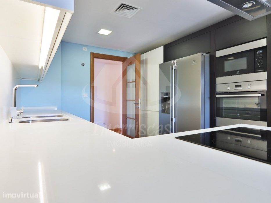 Apartamento T3 com box no Condomínio Blue Garden, em Sacavém