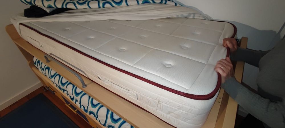 Cama dupla de solteiro (beliche) com muita arrumação