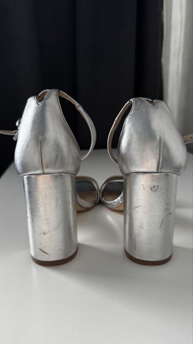 Босоніжки на каблуку