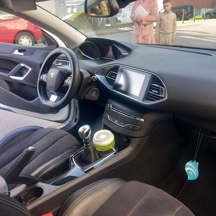 Pegeut 308 SW 2015 super económica