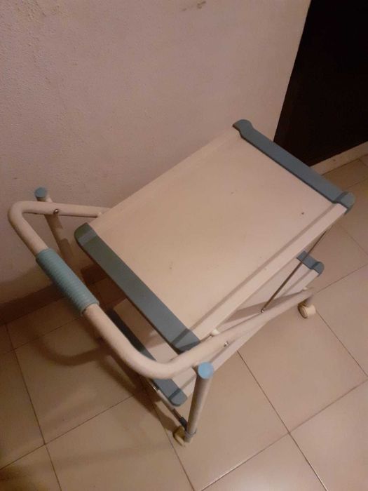 Mesa de apoio com rodas e dobrável