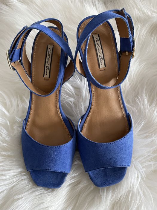 Nowe kobaltowe sandały na grubej podeszwie